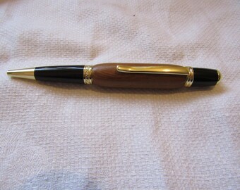 Bolígrafo de madera de Iroko.