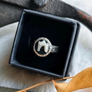 Fuchszahn Ring: verstellbarer Silberschmuck, handgehämmert, Kuriositäten, Kuriositäten, Makaber, memento mori, Trauerschmuck