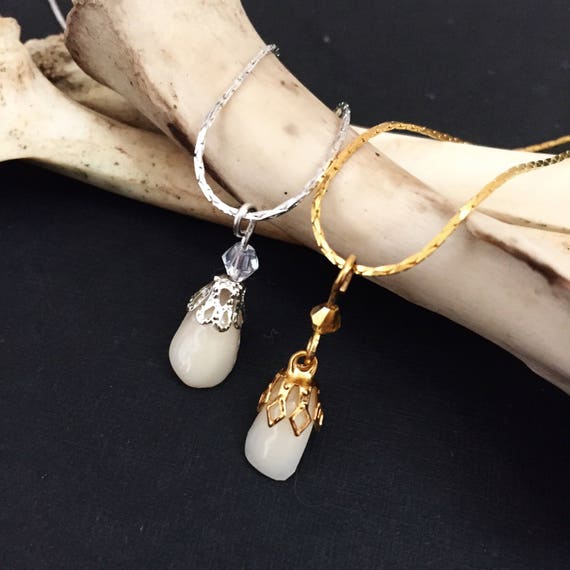 TOYANDONA Collana da donna con denti di squalo fatto a mano, ciondolo a forma di dente di squalo, cinturino in pelle regolabile, gioiello fresco alla moda, per abiti da spiaggia e per