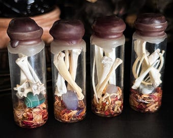 Knochen-Flasche mit Kristall, getrocknete Blumen, Wachssiegel: gothic Geschenk Dekor, Kuriositäten Kuriositäten, Schmuckstücke skurrilen, dunklen Cottagecore, Trauer