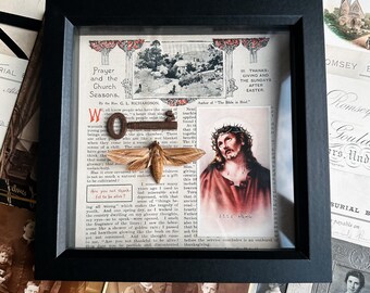 Religiöser Schattenrahmen mit antikem Druck, Gebetskarte, Motte und Schlüssel, Kuriositäten, Kuriositäten, Gothic Wohndekor, Maximalismus, katholisch ex voto