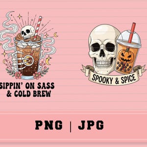 Könnte beinhalten: Zwei Halloween-Illustrationen auf rosa Hintergrund. Eine zeigt einen Totenkopf in einem Cold Brew, der Text lautet "Sippin' on Sass & Cold Brew". Die andere zeigt einen Totenkopf mit einem Kürbisgetränk, der Text lautet "Spooky & Spice."
