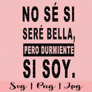 Puede incluir: Fondo rosa con texto negro: « NO SÉ SI SERÉ BELLA, PERO DURMIENTE SI SOY. » Debajo, « Svg | Png | Jpg » en cursiva.