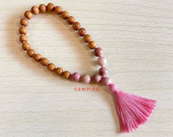Sandelhout: rhodoniet-mala-armband 8 mm, 27+1 geknoopte bidkralen, meditatierozenkrans op de pols