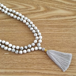 Howlite Mala Necklace 8 mm, Knotted 108 Mala Beads, White Gemstone Mala Necklace, 108 Howlite Necklace Tassel Mala, Meditation Prayer Beads zdjęcie 5