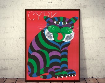 Puede incluir: Un cartel de circo vintage con un gato rayado de colores sobre un fondo rojo y la palabra "CYRK" en letras blancas.