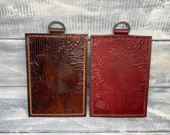 Portatarjetas de identificación vertical de cuero. Diseño único para tarjetas de identificación con huella dactilar.