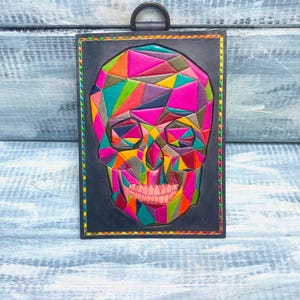 Portatarjetas de identificación de cuero con diseño geométrico de calaveras, portatarjetas de identificación, portatarjetas de metro, portatarjetas 3D, portatarjetas de identificación de cuero, portatarjetas de identificación de cuero vertical