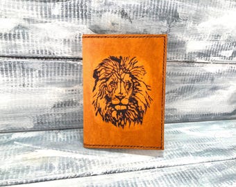 Tarjetero de piel de león grabado: tarjetero artesanal de piel curtida vegetalmente para documentos de conducir.