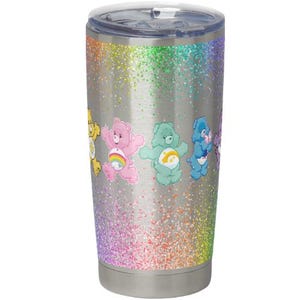 Peut inclure: Un gobelet en acier inoxydable avec un motif de paillettes arc-en-ciel et des images des Bisounours. Le gobelet a un couvercle transparent et une base argentée. Les Bisounours sont de différentes couleurs, dont le jaune, le rose, le vert et le bleu.