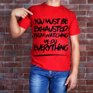 私が何をしているか見ていたら、きっと疲れるでしょう。シャツのデザイン、png