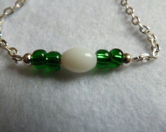 Silbernes Armband mit grünen Perlen