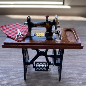 Adorable Miniature Sewing Machine