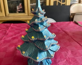 Piękne ceramiczne drzewko w kolorze lodowo-błękitno-turkusowym. Wysokość ok. 23 cm, z przezroczystymi światełkami.