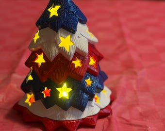 Árbol patriótico con estrellas en rojo, blanco y azul.