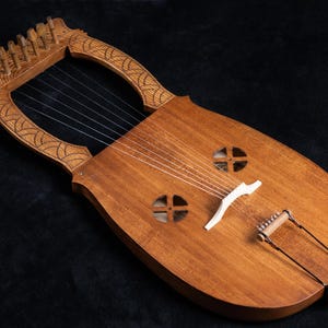 Norwegian Kravik Lyre: Plucked String Instrument