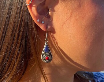 Boucles d'oreilles du Népal en argent  et pierre véritable - Lapis Lazuli et Corail / bijou bohème