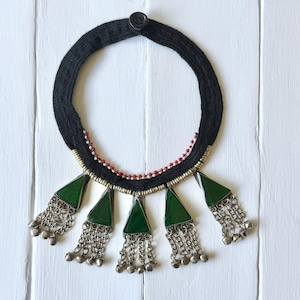Boho Halskette mit grünen ethnischen Anhängern und Glöckchen / Vintage Kuchi Boho Schmuck