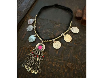 Collier Kuchi ancien avec un pendentif pièce de monnaie et cabochon rose avec des grelots traditionnels afghans / Bijoux Boho ethnique