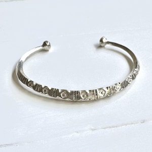 Berberarmband i silver – Justerbart armband – Marockanska etniska smycken – Boho-smycken – Etnisk silvermanschett