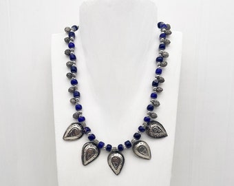 Collier berbère ancien avec des perles de troc en verre de Murano (Années 1930), 4 pendentifs en argent et des perles rondes en argent