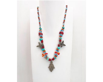 Collier berbère ancien avec pendentifs en argent et perles en turquoise, perles en résine couleur corail et perles de rocailles / Bijou boho