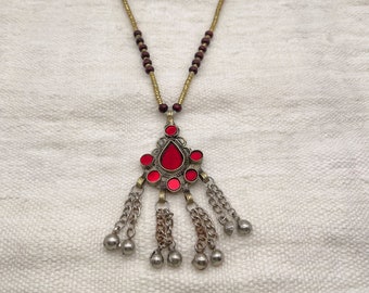 Collier Kuchi pendentif cabochons rouges et grelots, perles en laiton et perles en bois / Bijoux bohème ethnique Boho afghan