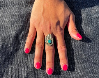 Bague main protectrice en argent népalais ornée d'une turquoise véritable / Bijou du Népal / bohème ethnique boho