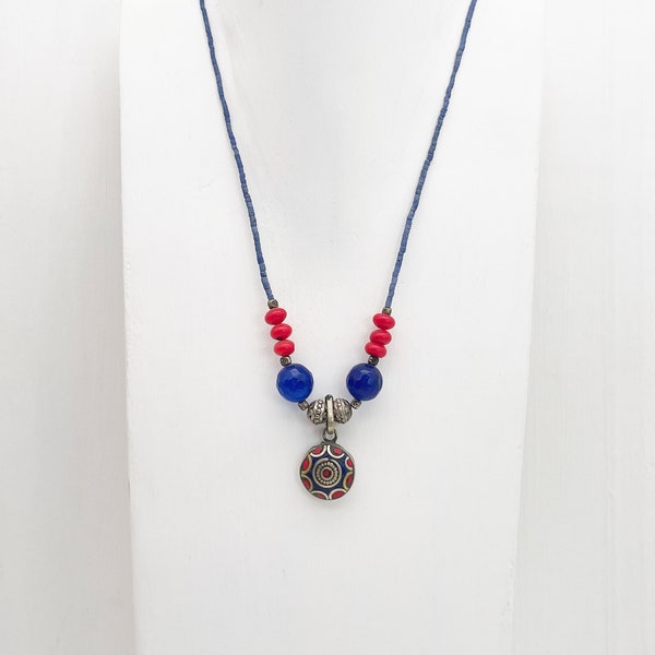 Collier bohème du Népal avec pendentif - pierre véritable - Lapis Lazuli et corail / bijou ethnique