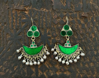 Boho Kuchi oorbellen in groen gekleurd glas en tribaal zilver met belletjes / Etnische bohemien sieraden Boheems Afghaans