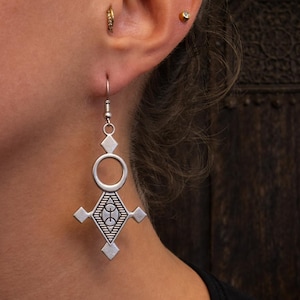 Boucles d’Oreilles Berbères Croix du Sud YAZ ⵣ – Symbole Amazigh de Liberté – Fait Main au Maroc – Bijou Bohème Ethnique – Cadeau Femme