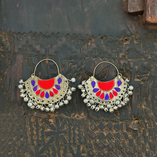 Boucles d'oreilles artisanat afghan, demi lune en verre rouge, violet et grelots / Bijoux bohème ethnique Boho