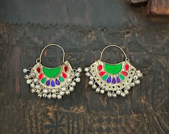 Pendientes artesanales afganos, media luna en cristal azul, rojo, verde y campanas / Joyería bohemia étnica Boho