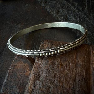 Patinerat silverberberarmband – Amazigh sluten armring – Handgjort marockanskt armband – Boho etniska smycken