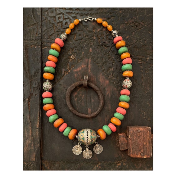 Old Berber necklace with enameled tagmout ball, 4… - image 1