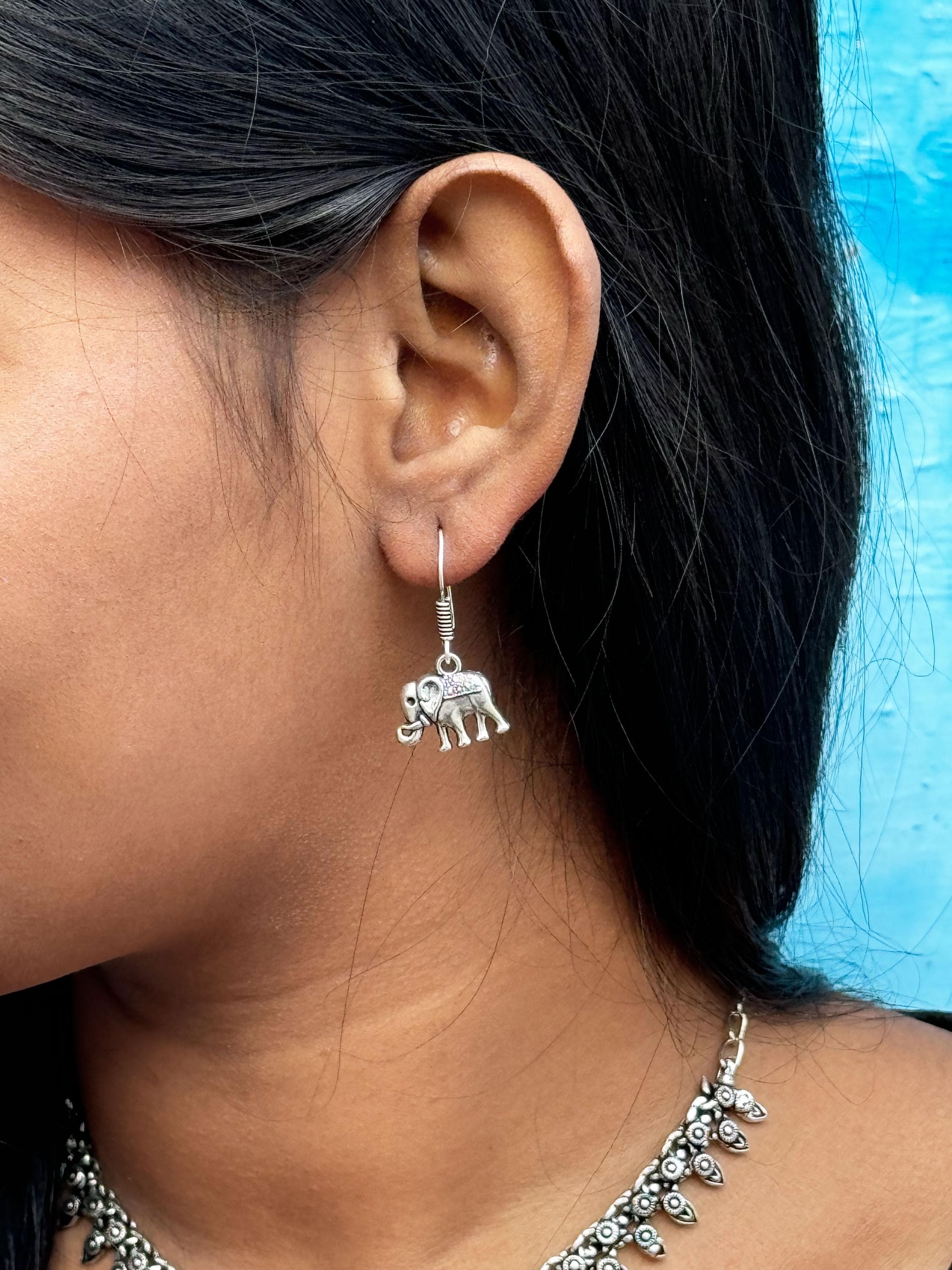 L'elefante Blu Divertente Con Il Tronco Lungo, Le Grandi Orecchie Ed I Punti Sopra Appoggiano Animale Selvatico Del Fumetto 106689252 - Foto 5