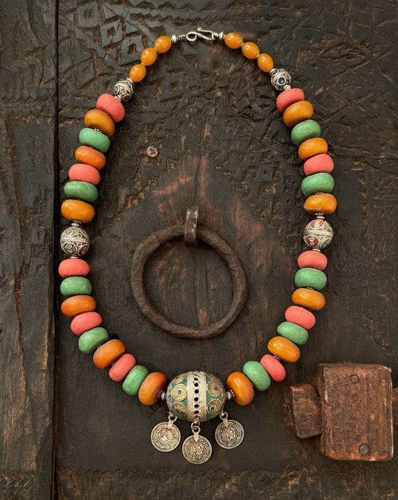 Old Berber necklace with enameled tagmout ball, 4… - image 5