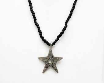 Collier berbère étoile en argent ciselé et perles de rocailles noires / Sud Maroc / bijou ethnique bohème