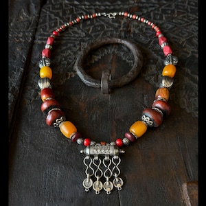 Antik Berber Amuletthållare Halsband – Marockanska Amazigh Smycken – Kopalpärlor – Etniskt Boho Halsband – Unikt Smycke