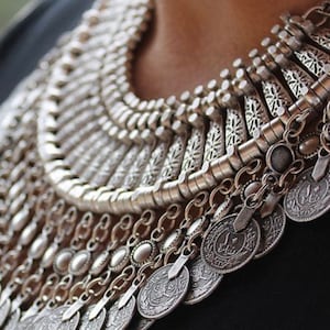 Collier plastron berbère avec des pièces de monnaie orientales / Bijoux bohème ethnique boho image 7