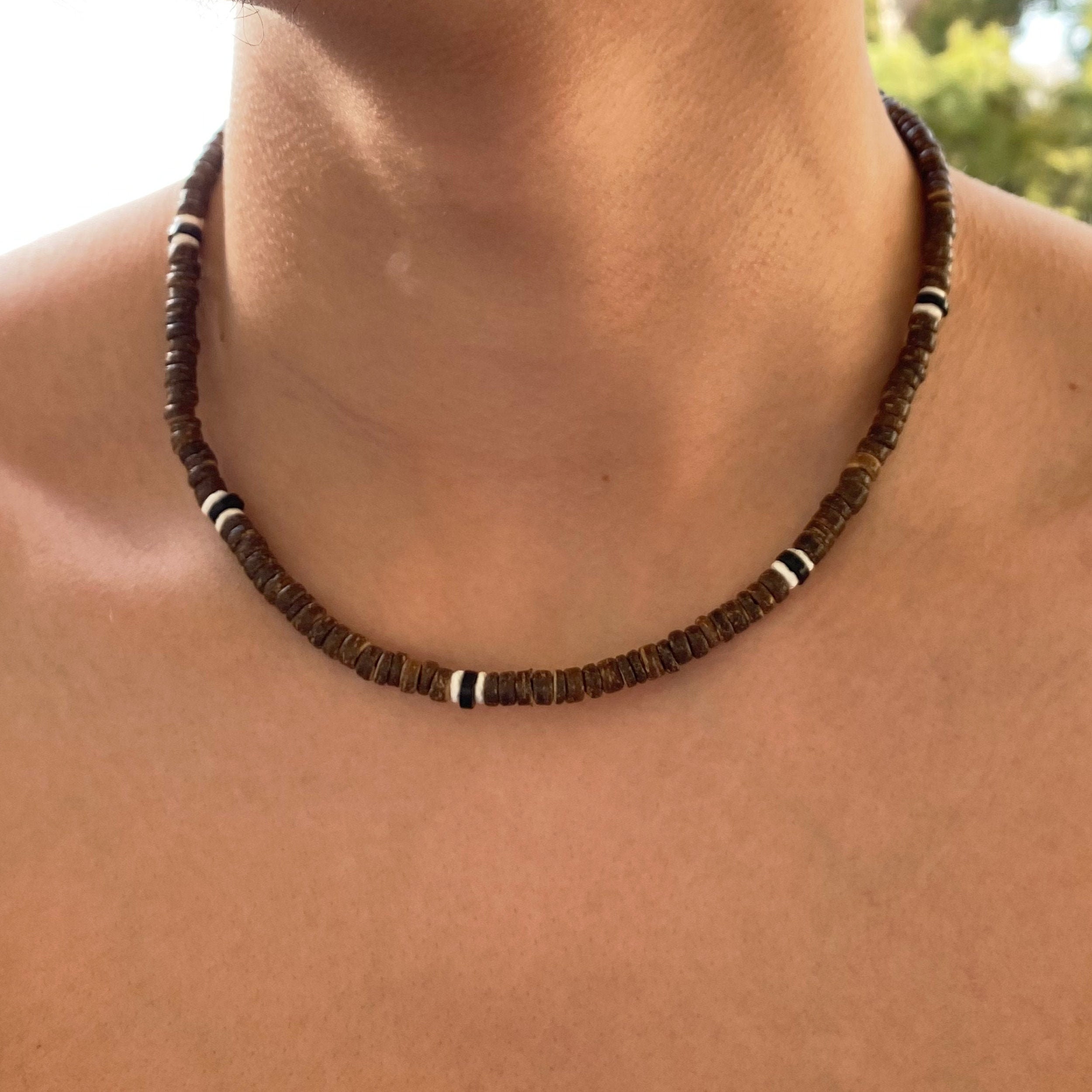 Morfetto Collier Surfeur pour Hommes Collier Coquillage Puka Collier  Coquillage de Mer pour Hommes Collier de Plage Coquillages Pookah Collier  Ras du Cou 14 Pouces : : Mode