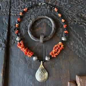 Marockanskt Berberkorallhalsband – Spiralhänge – Etniska Amazigh-smycken – Handgjort Boho-halsband