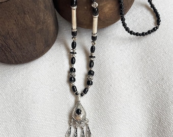 Collier Berbère Ancien En Argent Massif Avec Pierre Noire – Breloque Ethnique Vintage