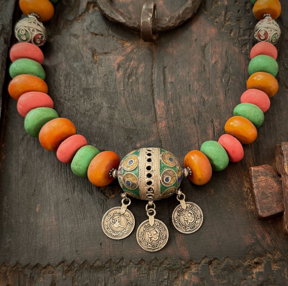 Old Berber necklace with enameled tagmout ball, 4… - image 3