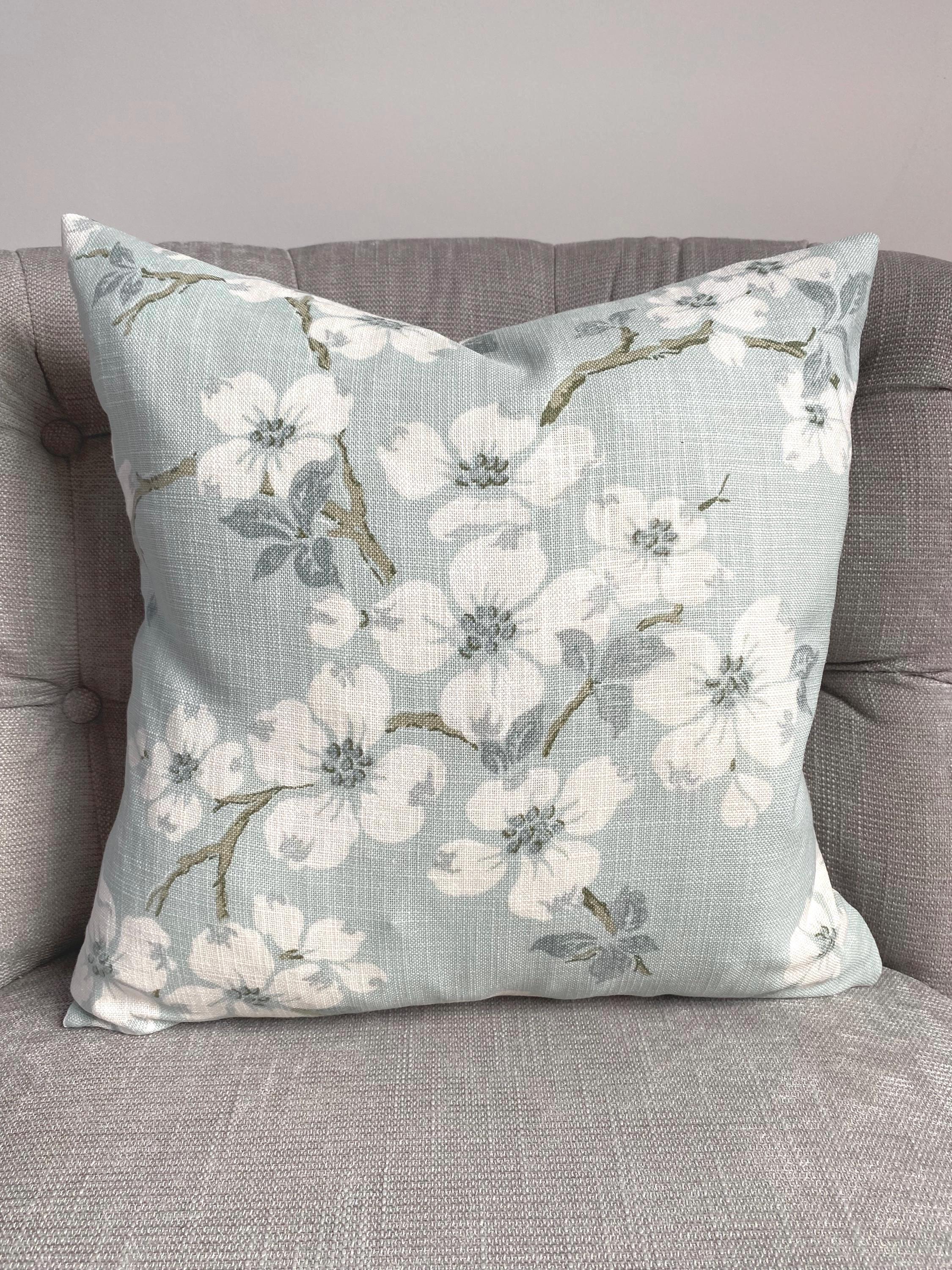 LAURA ASHLEY - 最終価格です☆ローラアシュレイ　アイオナ　ダッグエッグ　クッション（中身付き Laura Ashley Iona Duck Egg Cushion, Floral pattern on both