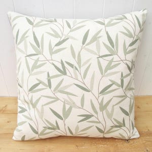 Cojín Hoja de Sauce de Laura Ashley: Hecho a mano en tejido Green Hedgerow con cierre de cremallera