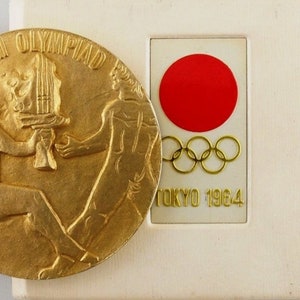 Medalla de oro y rojo, medalla de oro Premio medalla olímpica, ganador.,  medalla, oro, Reino libre png