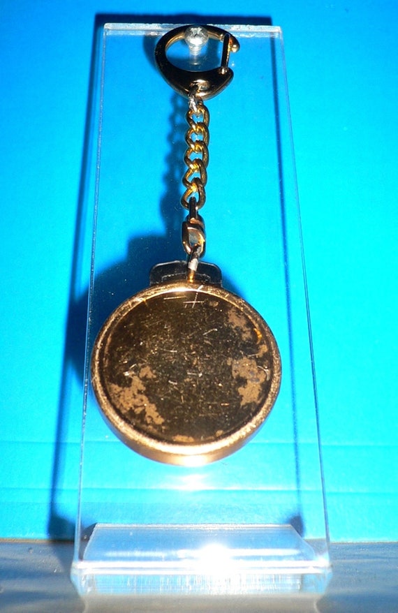 Collectible Vintage Old Gold Tone Keychain with F… - image 3