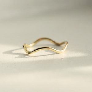 14k Gold gefüllter welliger Flügel, Geschenk für sie, dünne Welle Goldring, Gold Stacker Ring, Jubiläumsgeschenk, Gold Minimal Stacker Ring