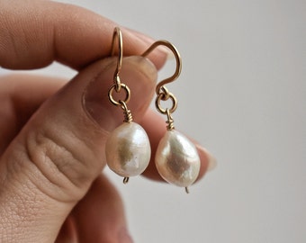 Boucles d'oreilles en perles baroques naturelles remplies d'or 14 carats, cadeau pour elle, boucles d'oreilles délicates faites main avec perles, boucles d'oreilles pendantes, boucles d'oreilles de mariée en perles